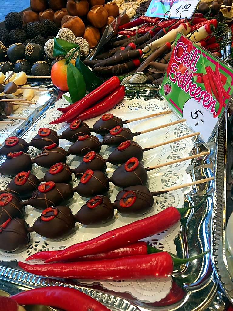 Schoko-Chili-Erdbeeren – frisch in feinste Pralinenschokolade getaucht