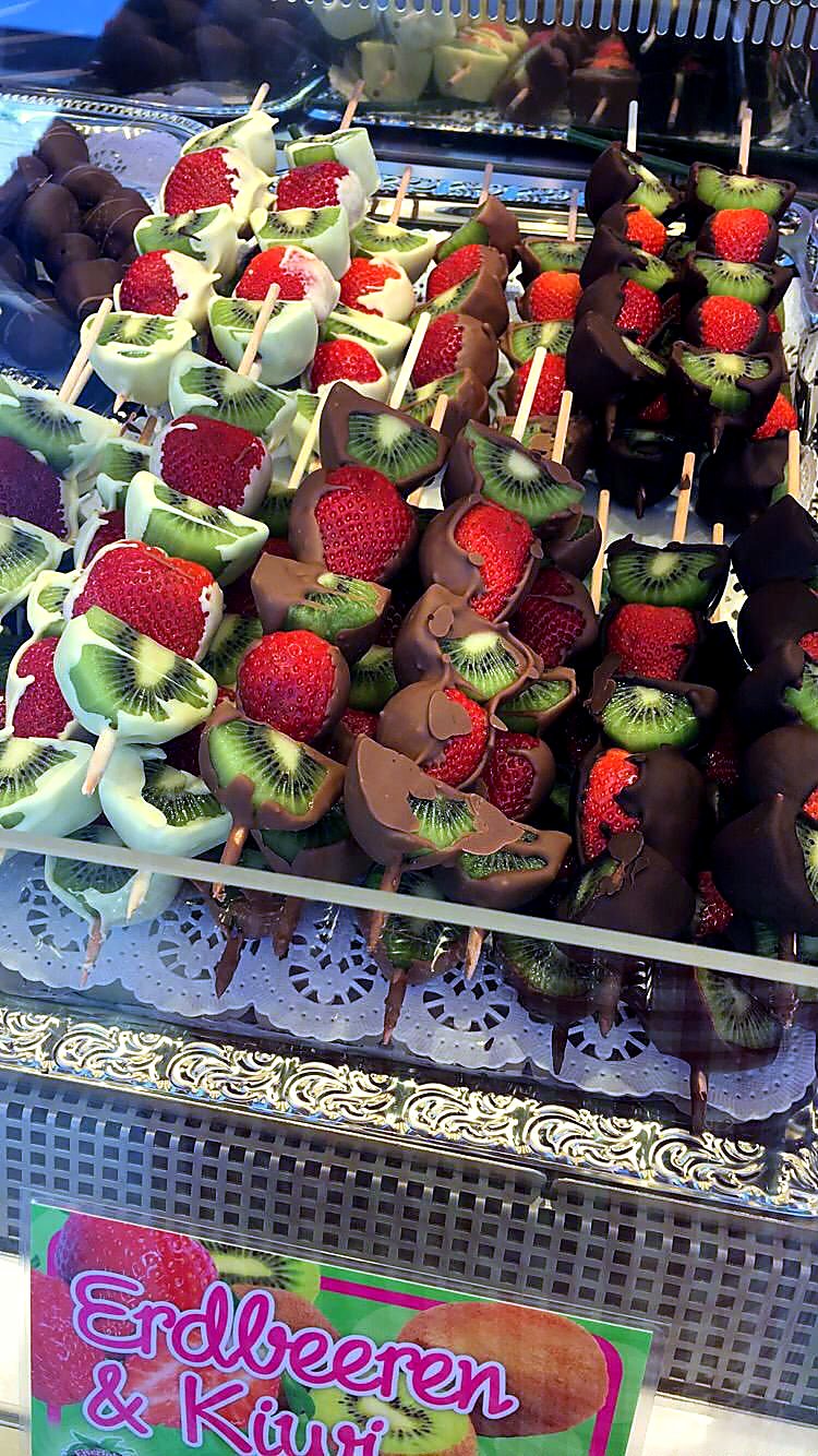 Schoko-Erdbeere & Kiwi – frisch in feinste Pralinenschokolade getaucht