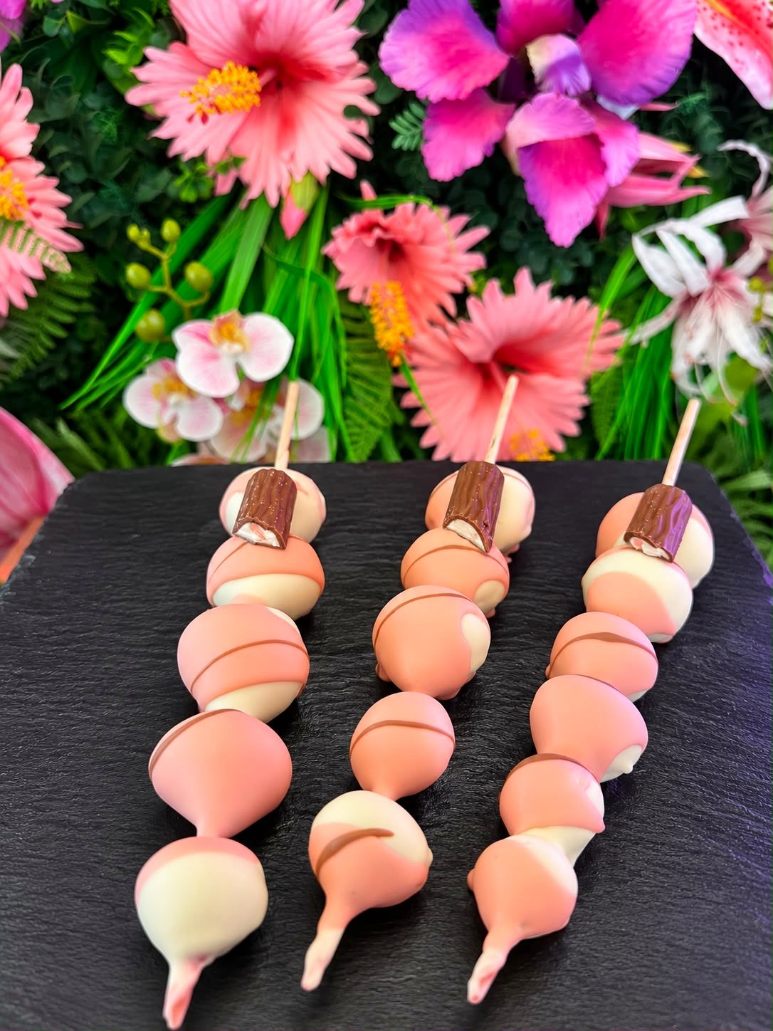 Erdbeer-Spieße in rosa Erdbeerschokolade und weißer Schokolade