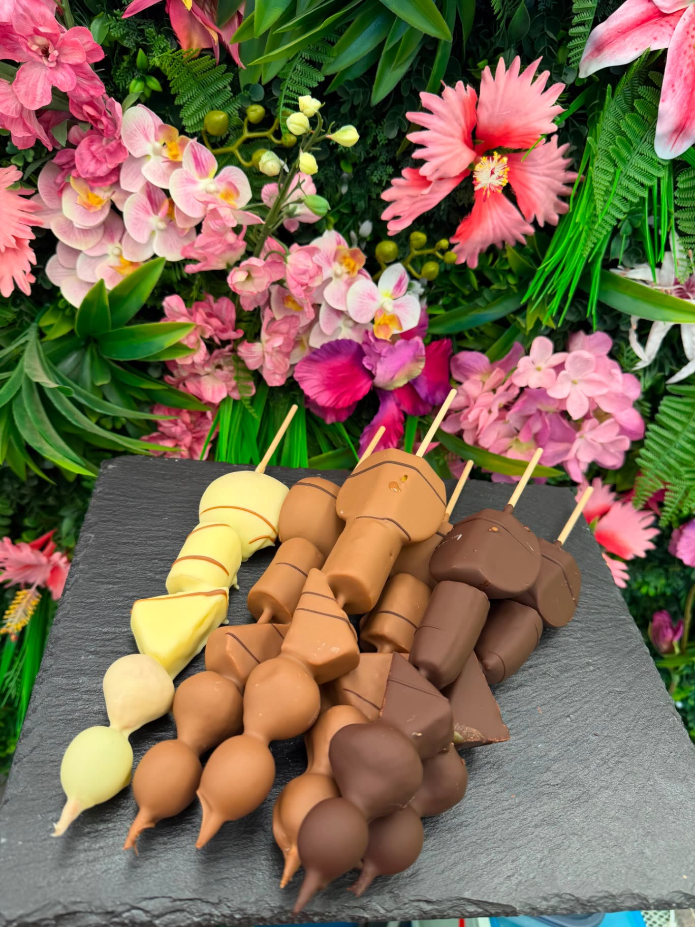 Hand-getauchte Schoko-Erdbeere mit dunkler Pralinenschokolade und Schokoladen-Drip