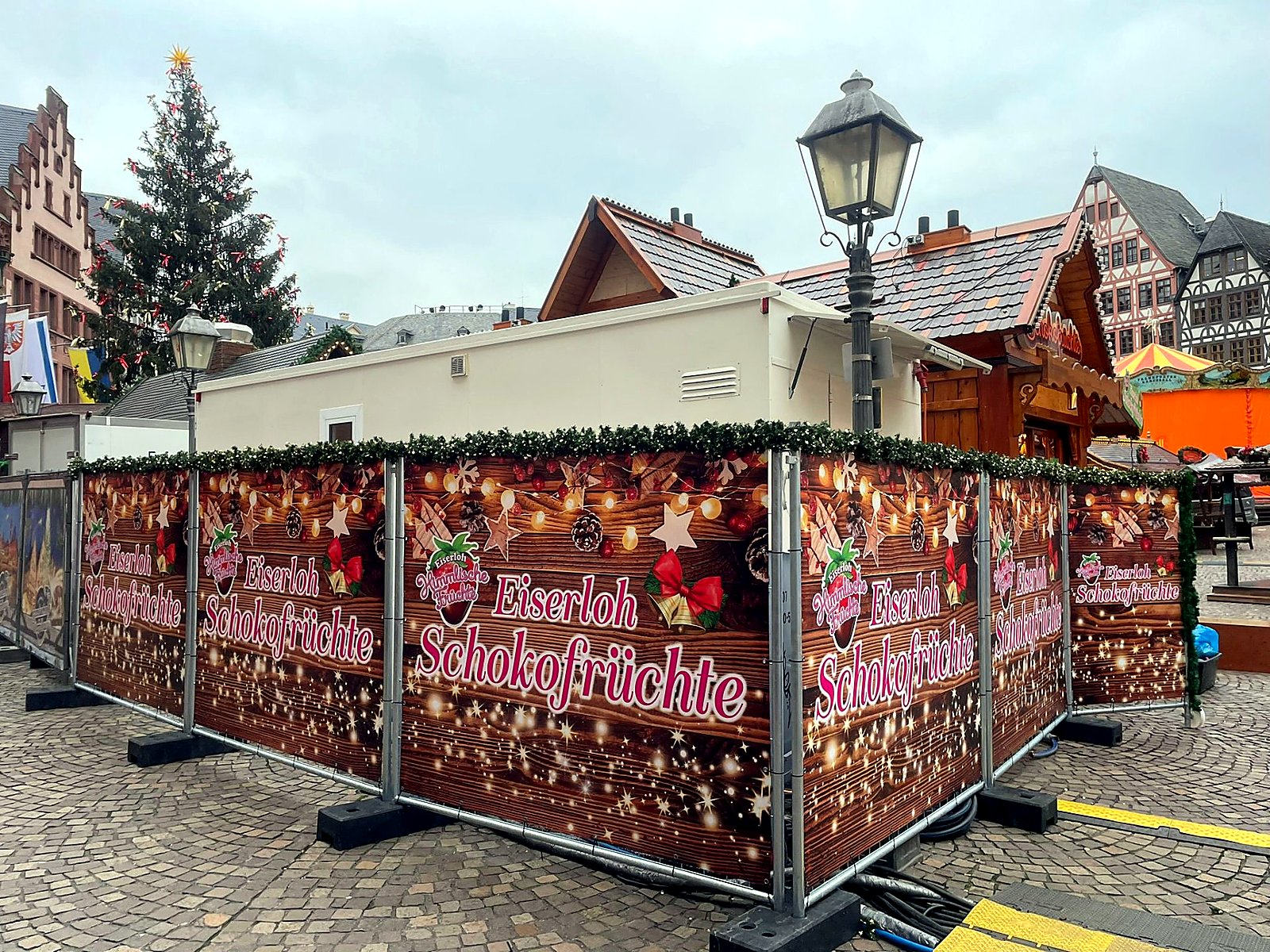 Schokospieße in der Vitrine aus der Vogelperspektive