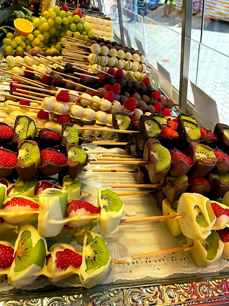 Silbertabletts mit Yogurette-, Vollmilch- und Wassermelonen-Spießen