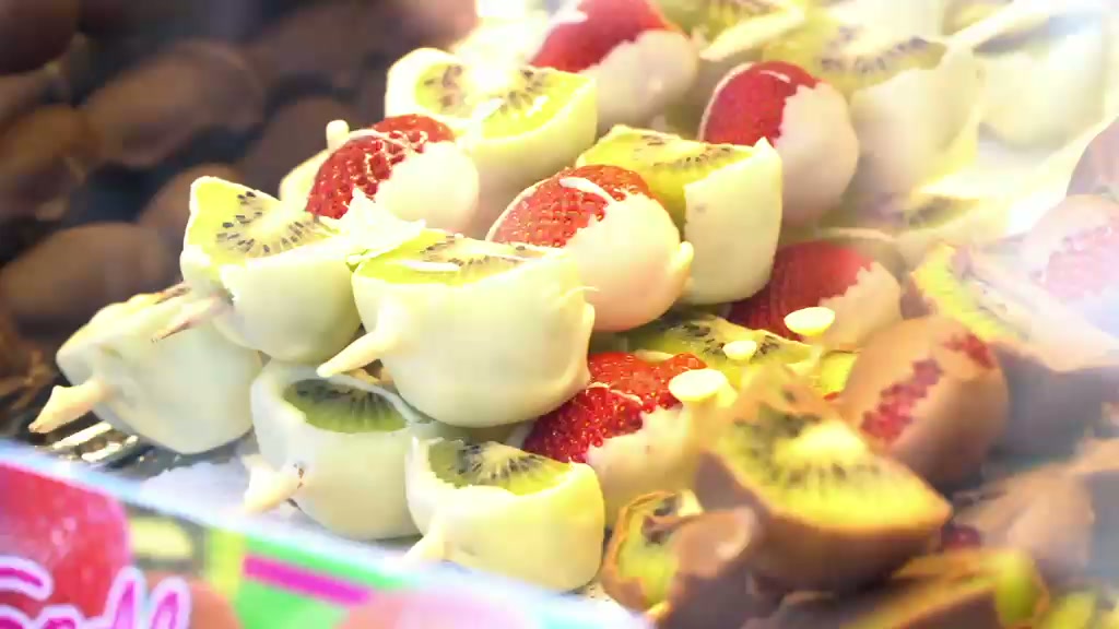 Erdbeer- und Kiwi-Schokospieße am Stand