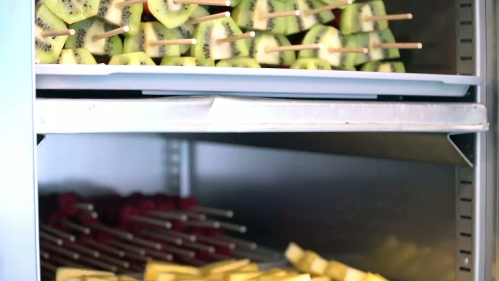 Schoko-Kiwi – frisch in feinste Pralinenschokolade getaucht