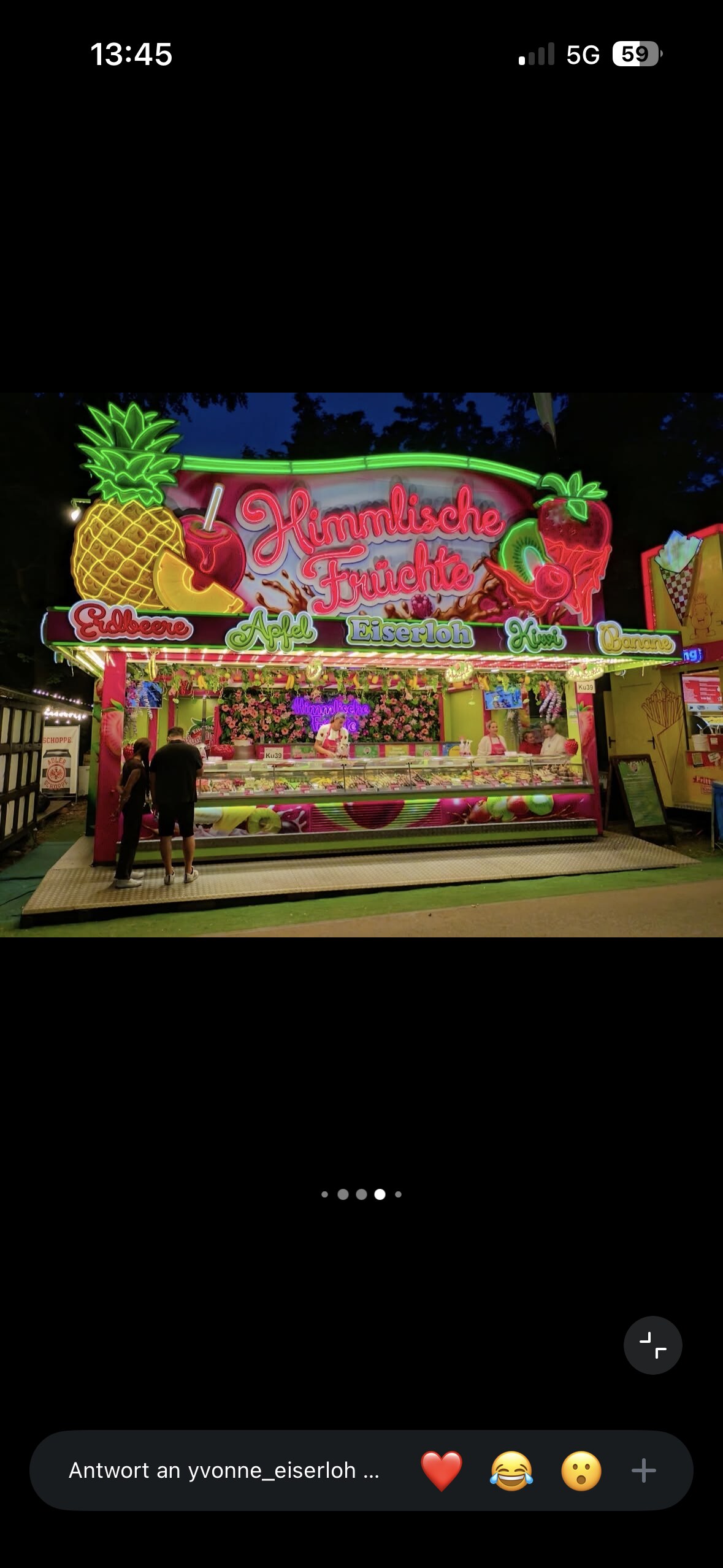 Stand bei Nacht mit Lichtern