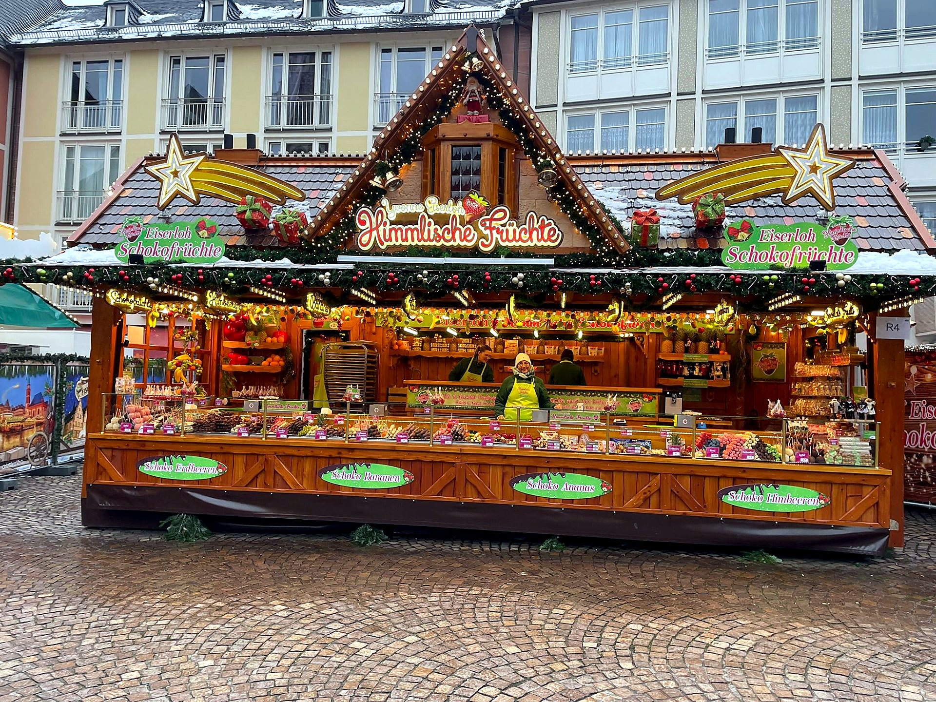 Stand bei Dämmerung — Frontalansicht